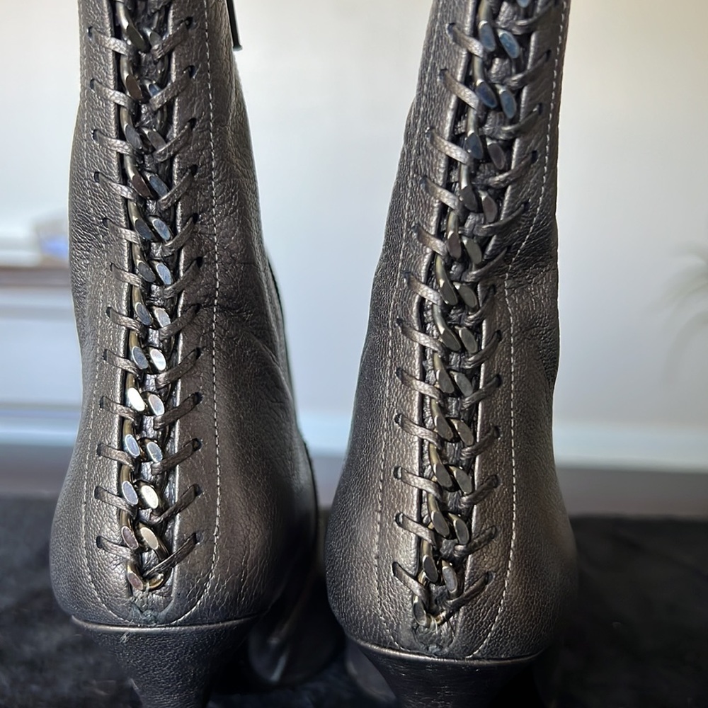 Stuart Weitzman - Picture 4 of 7